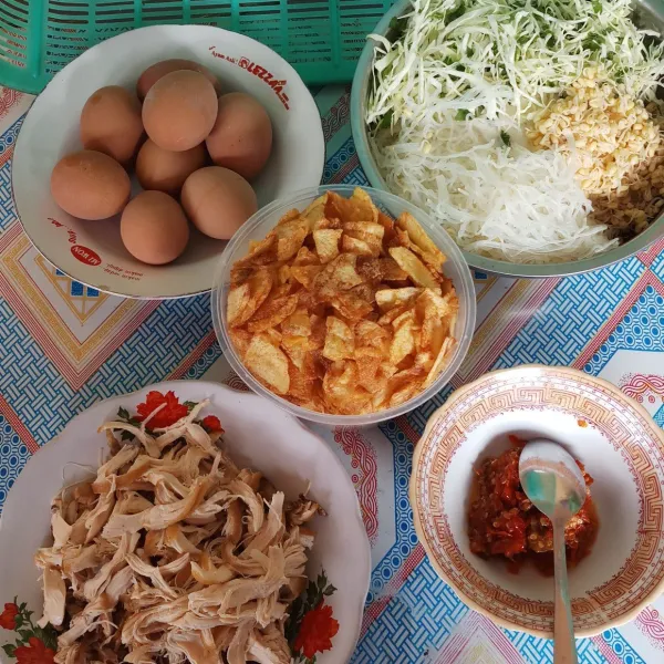 Jangan lupa ambil ayam dalam kuah untuk digoreng, kemudian disuir-suir. Tata semua racikan soto ayam di meja makan.