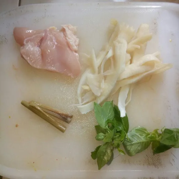 Cuci bersih ayam, jamur, kemangi dan serai. Suwir-suwir jamur, ayam dibiarkan utuh, geprek serai dan siangi kemangi.