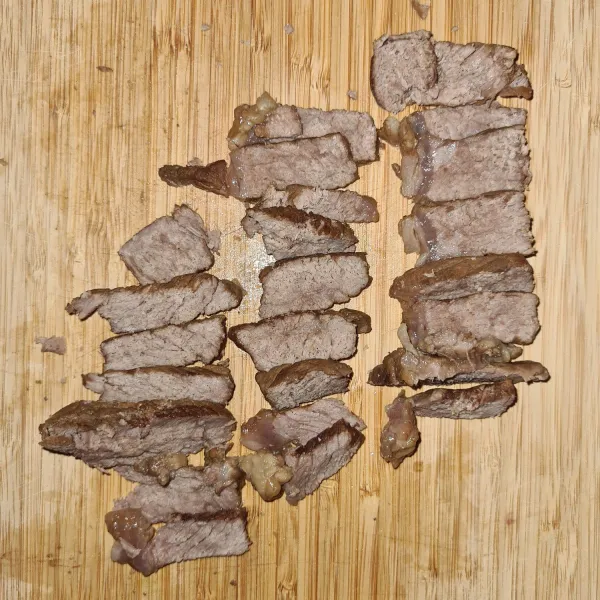 Keluarkan daging sapi, iris-iris sesuai selera.