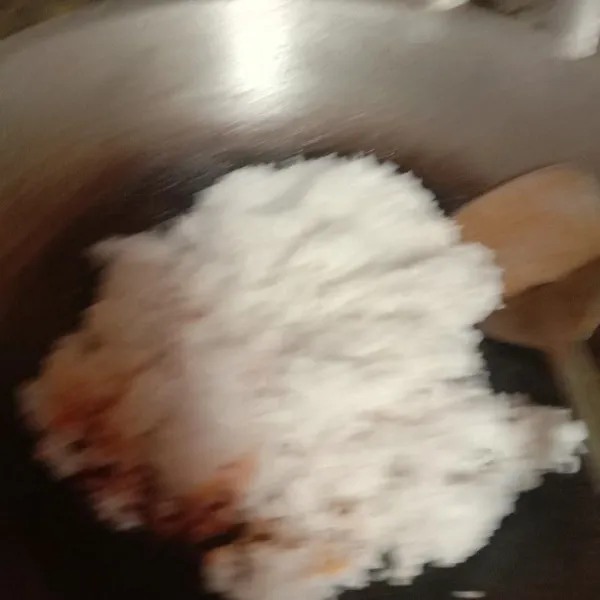 Masukkan nasi putih yang sudah disiapkan ke dalam tumisan bumbu tadi, aduk sampai semua bumbu rata ke nasi.