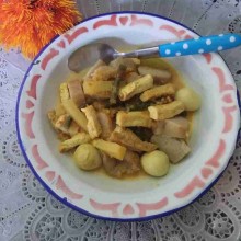 tata lontong dipiring saji dan siram dengan sayurnya. siap untuk disajikan.