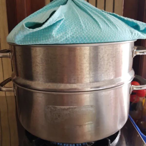 Kukus dalam kukusan panas selama 15 menit menggunakan api sedang cenderung besar. Setelah matang, angkat, keluarkan dari cetakan dan siap disajikan.