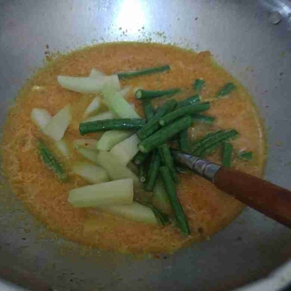 masukkan kacang panjang dan labu siam. masak hingga setengah matang.