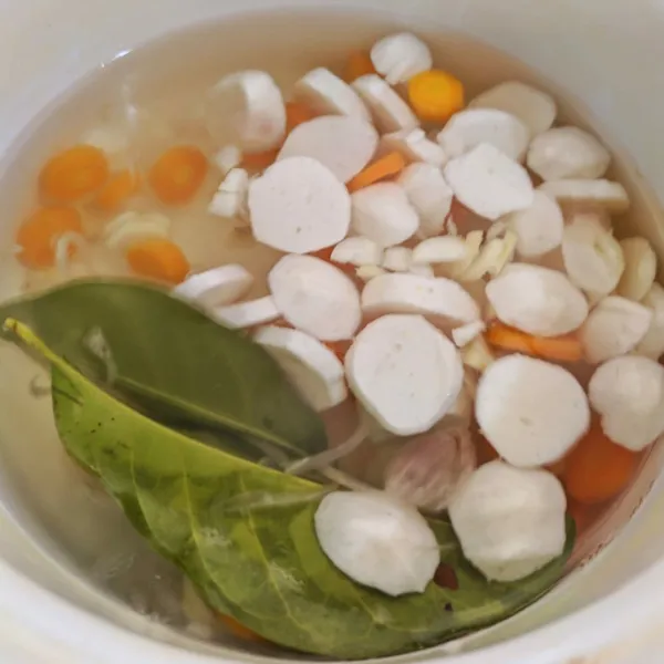 Masukkan lada bubuk, garam, kaldu jamur,  gula, dan bakso ikan