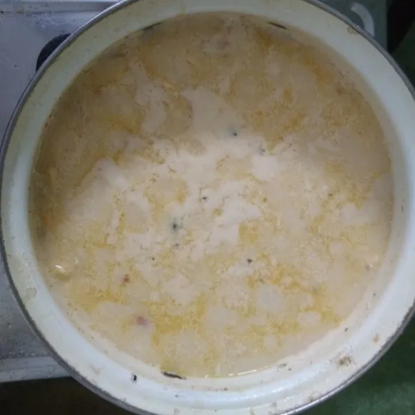 Apabila sudah mendidih kaldunya, masukkan 250 ml susu UHT, makaroni dan telur yang sudah dikocok. Pastikan makaroni tidak menggumpal. Koreksi rasa dengan menambahkan garam, lada dan penyedap rasa serta tambahkan gula. Masukkan cheddar parut untuk memberi nuansa kental pada kuah. Setelah mendidih, sajikan ke mangkok.