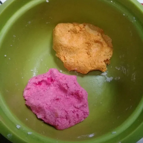 Bagi adonan menjadi 2 yang satu beri pewarna merah muda, yang satu beri warna orange.