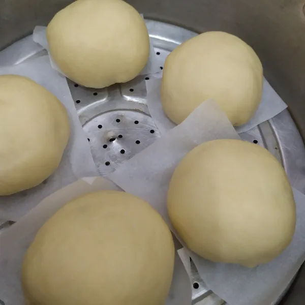 Siapkan kukusan, balut tutupnya dengan kain. Panaskan, lalu kukus bapao selama 15 menit atau sampai matang, beri jarak antara bapao yang satu dengan yang lain saat mengukus. Siap disajikan.