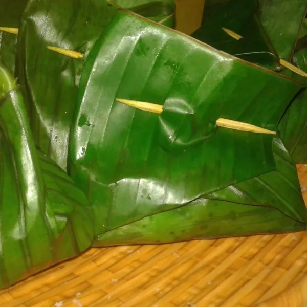 Bungkus daun pisang, lalu sematkan dengan tusuk gigi.