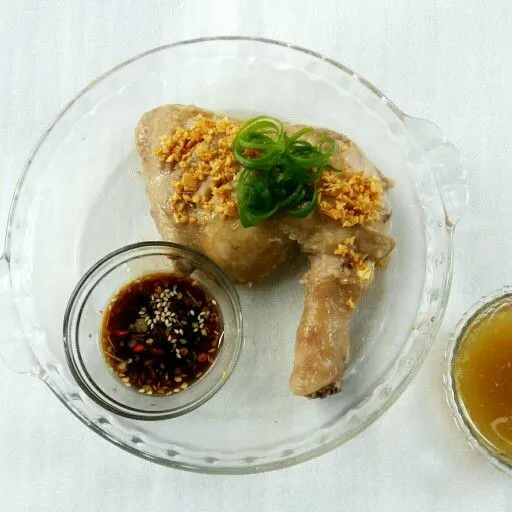 Sajikan bersama saus cocolan. Kuah ayam kukus tadi bisa dituangkan ke nasi, atau bisa dibuat sebagai campuran nasi hainan.