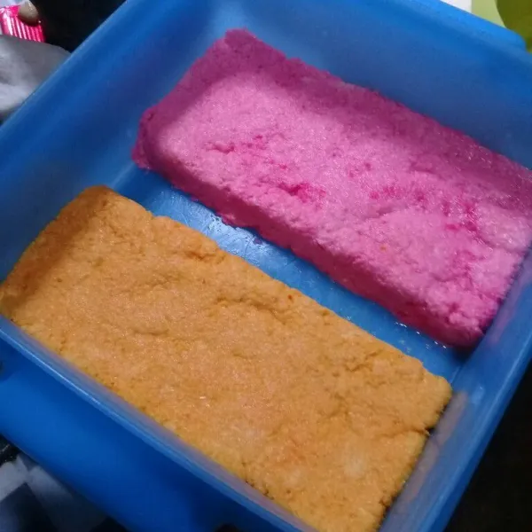 Masukkan pada loyang, lalu ratakan.