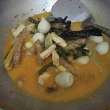terakhir tuang santan. aduk-aduk hingga santan mendidih. tes rasa, bila sudah pas. matikan api.