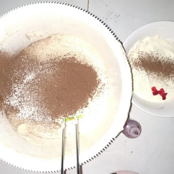 Sisihkan 1 sendok sayur adonan, beri sejumput coklat bubuk, dan pewarna merah secukupnya, aduk rata hingga berwarna Velvet. Sisa adonan campurkan dengan coklat bubuk,aduk rata.
