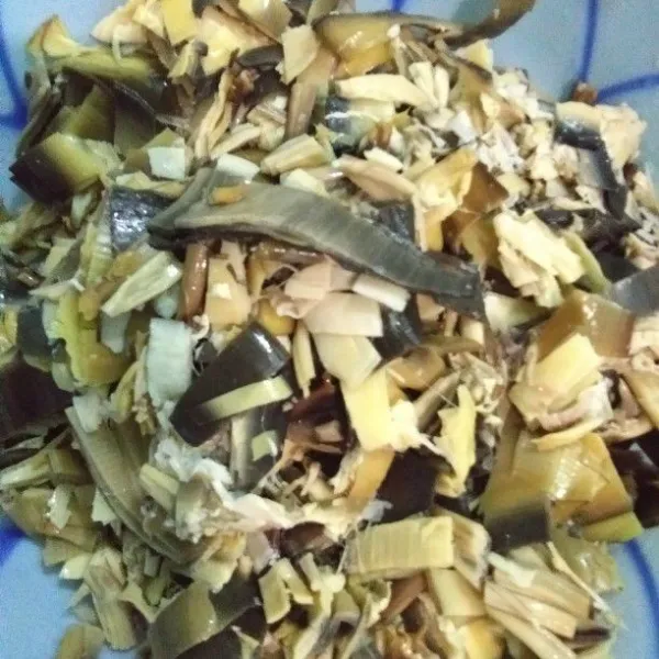 Buang bagian kerasnya, kemudian rajang jantung pisang cuci untuk menghilangkan sisa getah.