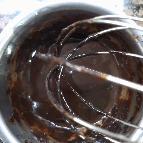 Aduk coklat dan air dengan whisker.
