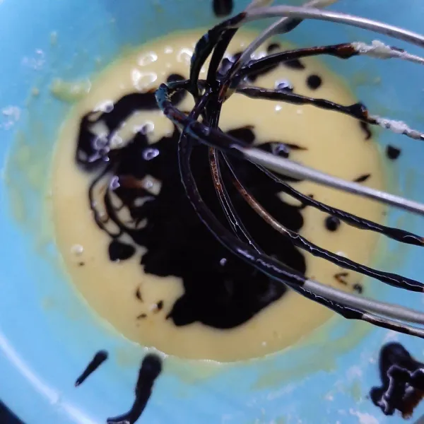 Masukkan coklat ke dalam adonan telur, gula, tepung dan butter. Aduk rata.