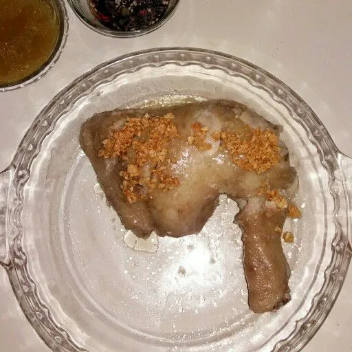 Pisahkan ayam kukus dari kuahnya. Tuang minyang bawang diatas ayam, ratakan.