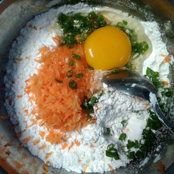 Campur tepung tapioka dg tepung terigu. Masukkan wortel, daun bawang dan telur, aduk.