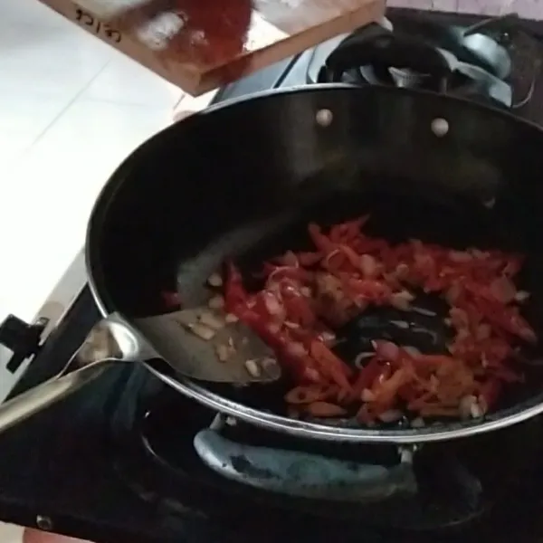 Masukkan cabe merah dan cabe rawit tumis hingga harum.