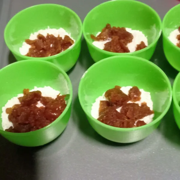 Masukkan gula merah secukupnya dalam cetakan.