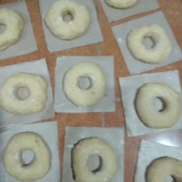 setelah mengembang kempeskan perlahan sambil di tepuk2..dan bentuk adonan bulat2 hingga habis diamkan lg selama 20mnit..lalu goreng dan api sedang.hingga kecoklatan.angkat dan tiriskan