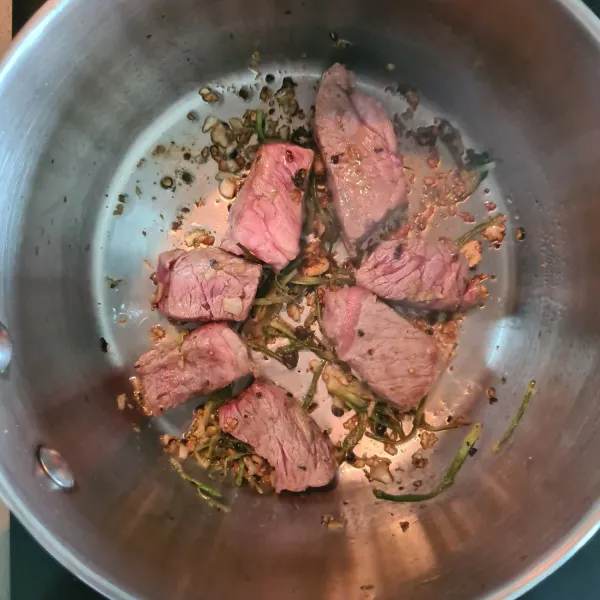 Masukkan daging sapi, tumis sampai berubah warna atau setengah matang.