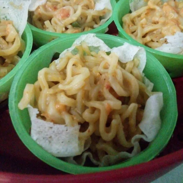 Angkat dari kukusan, biarkan uap panas hilang. Sajikan dengan mayones/saus sambal.