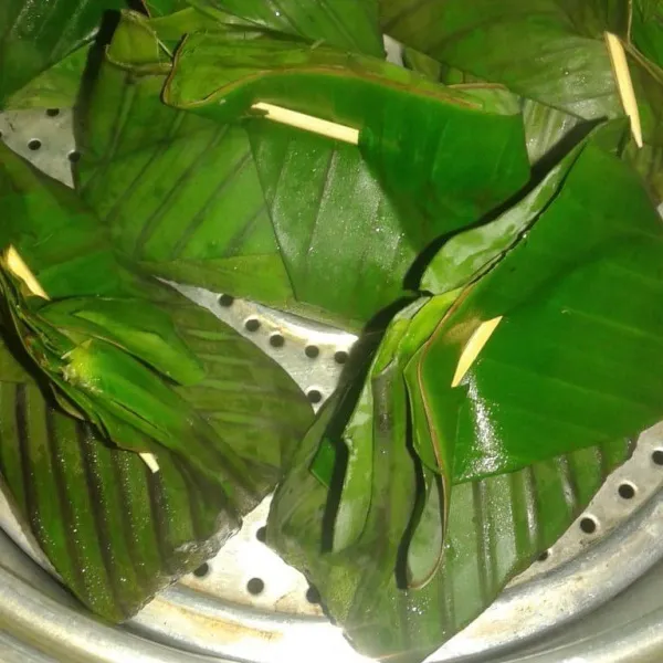 Kukus selama kurang lebih 30 menit sampai matang. Sajikan.