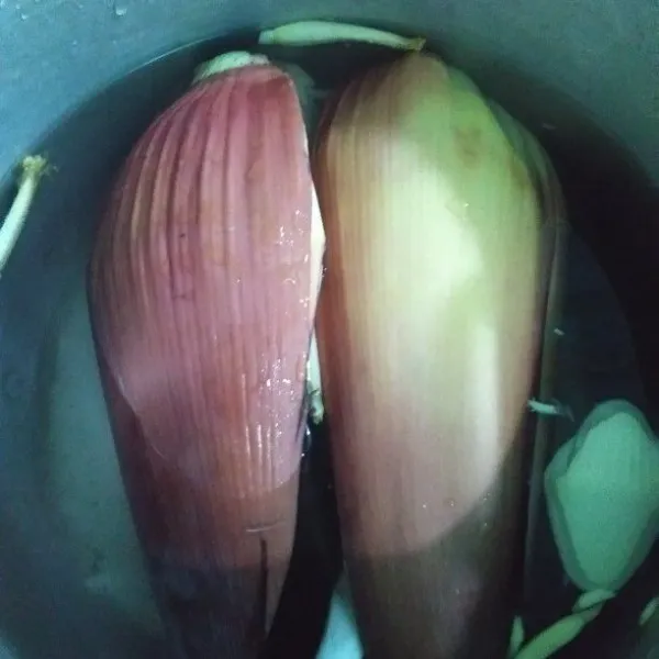 Belah jantung pisang cuci di air mengalir sebentar kemudian rebus hingga empuk. Angkat dan dinginkan.