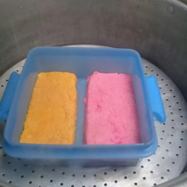 Panaskan kukusan, alasi tutup dengan serbet. Kukus adonan singkong kurang lebih 30 menit. Setelah 30 menit tes tusuk, apabila adonan sudah terasa keras dan kenyal, matikan api keluarkan adonan dari kukusan.