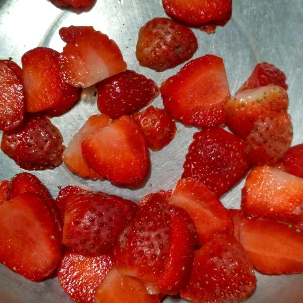 Masak strawberry & gula pasir. Tambahkan perasan jeruk nipis saat akan mendidih.