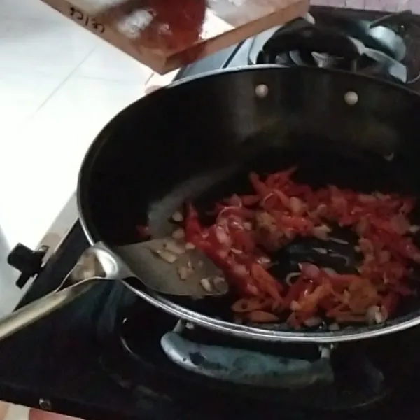 Masukkan bahan pelengkap seperti laos, jahe, sere dan daun salam.