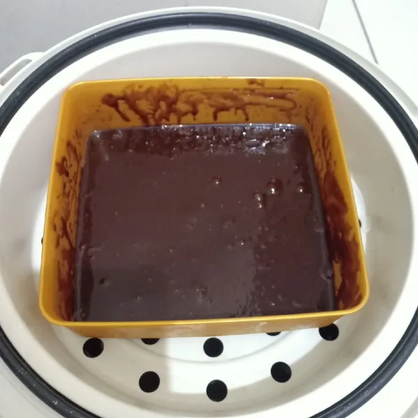 Kukus brownies dalam magic com selama kurang lebih 35 menit.