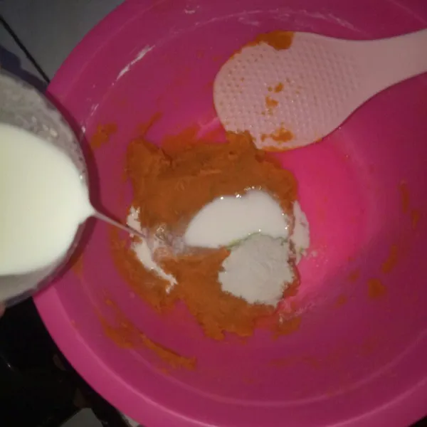 Setelah halus, masukkan bubuk agar dan susu full krim. Aduk sampai tercampur rata.