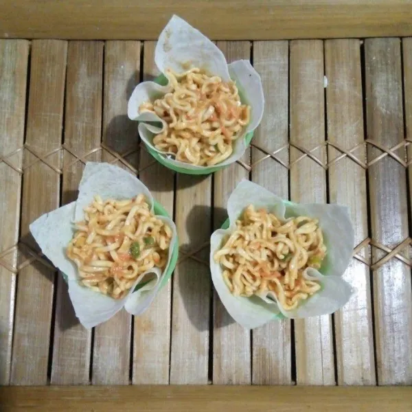 Siapkan kulit siomay, letakkan dalam cup. Beri secukupnya isian mie. Lakukan hingga adonan mie habis.