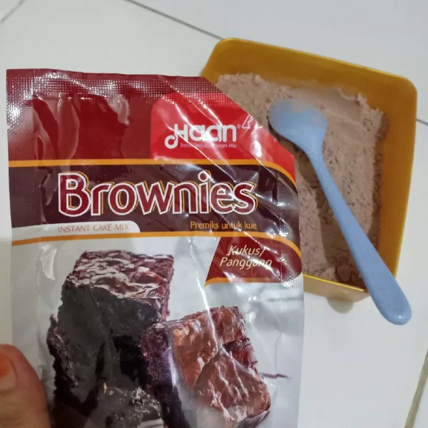 Campurkan bubuk brownies, minyak, telur, dan air. Komposisi yang saya pakai hanya setengah dari bungkusnya.