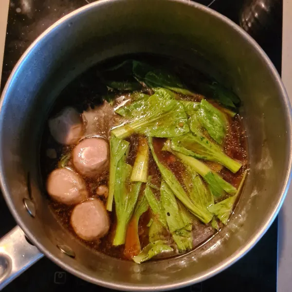 Rebus bakso sapi dan pakcoy di dalam kuah selama 2-3 menit sampai matang.