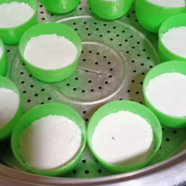 Kukus selama 20-30 menit dinginkan lalu keluarkan dari cetakan dan sajikan.