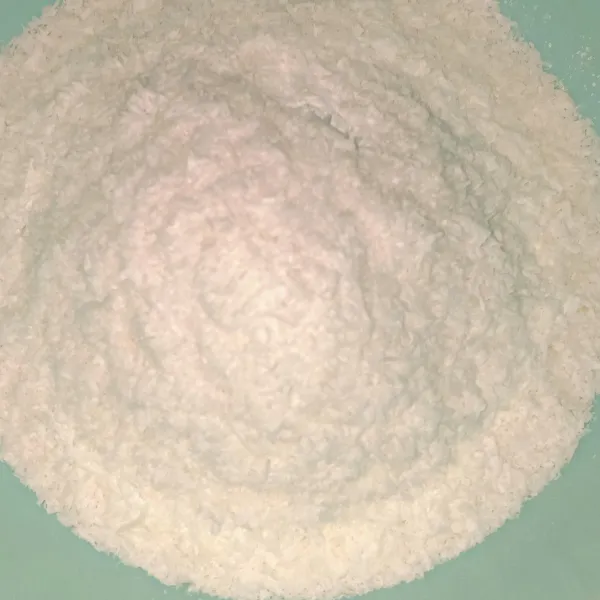 Campurkan tepung beras, kelapa parut, garam, gula, aduk rata.