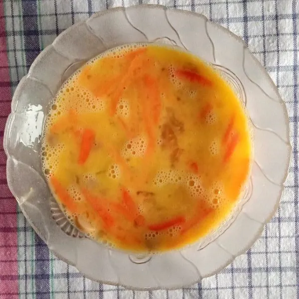 Campurkan telur, sosis, wortel, dan juga garam secukupnya