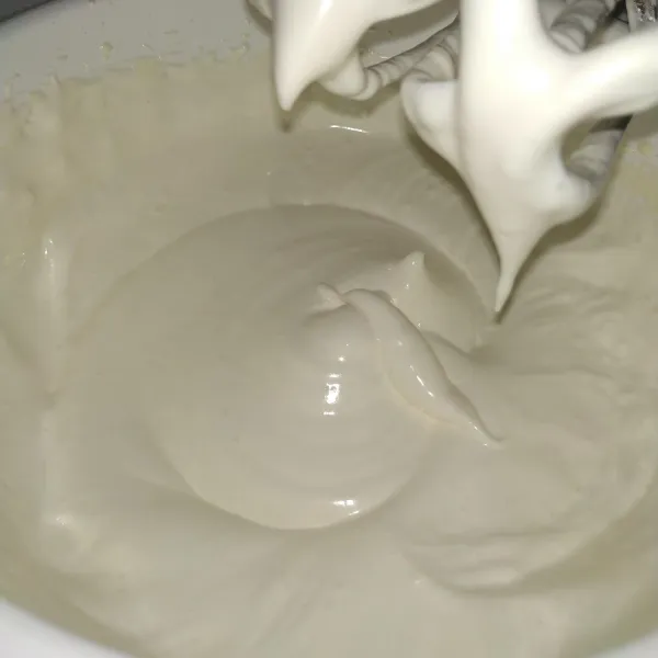Mixer telur,gula,vanili dan SP dengan kecepatan tinggi hingga mengembang putih,kental dan berjejak.