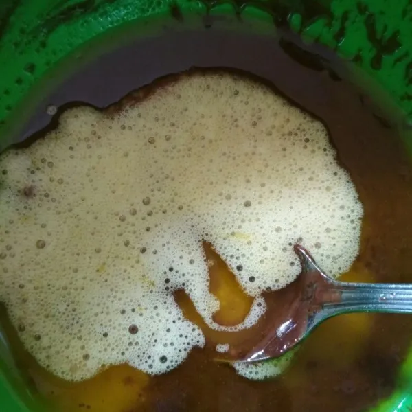 Campurkan larutan Milo pada kocokan telur aduk hingga tercampur rata.