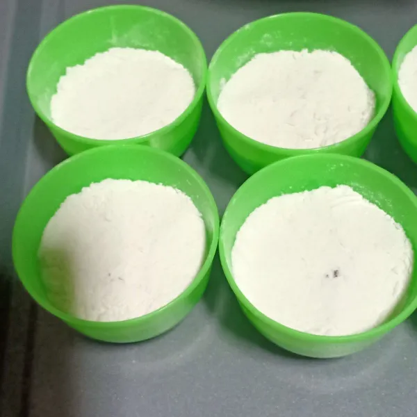 Tutup lagi dengan adonan putih tadi.