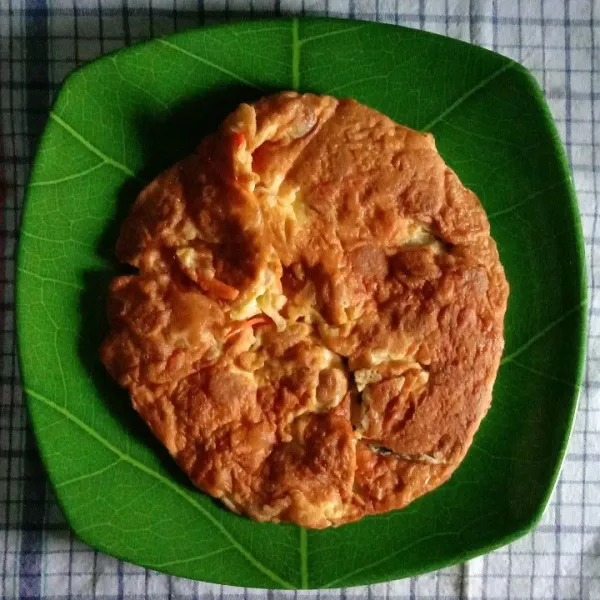 Goreng telur, kemudian sisihkan