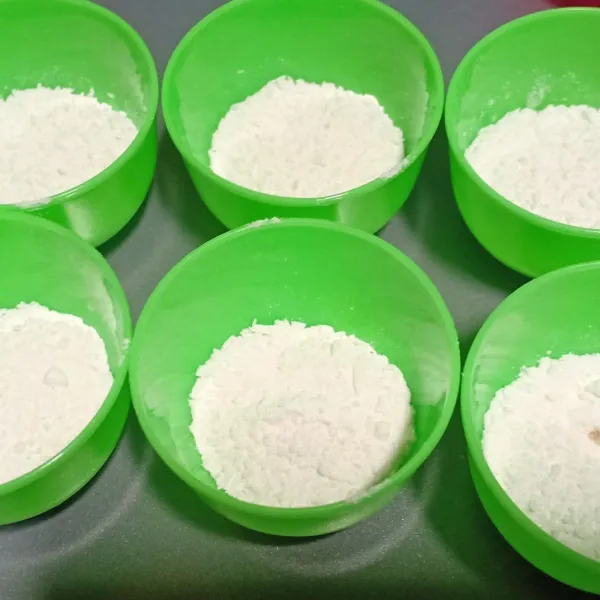 Tata dalam cetakan 1/3 cetakan, padatkan.