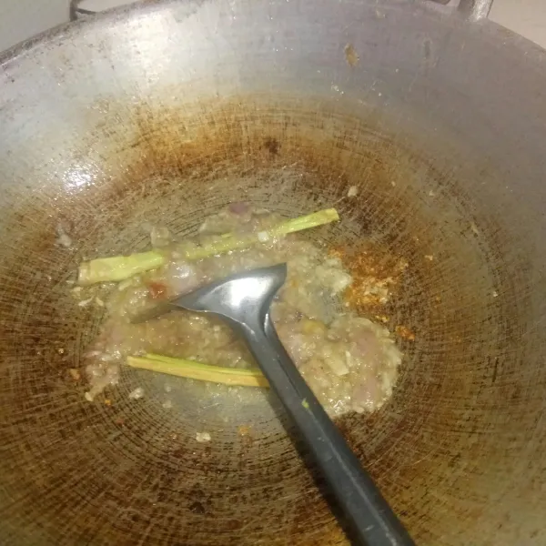 Panaskan minyak sayur, kemudian tumis bumbu sampai harum dan matang.