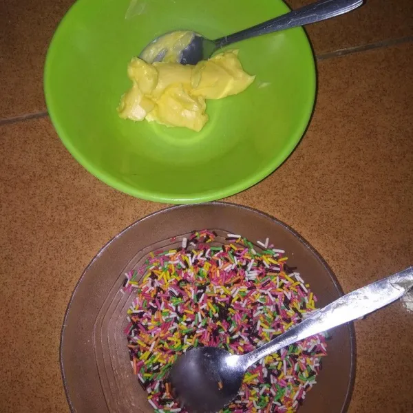 setelah donat dingin baluri dengan mentega dan taburi seret atau celupkan pada coklat lele..donat siap saji