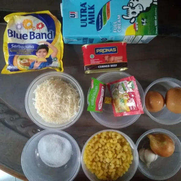 Siapkan dan cuci terlebih dahulu bahan yang akan ditumis, seperti bawang bombay, bawang putih, telur, makaroni.