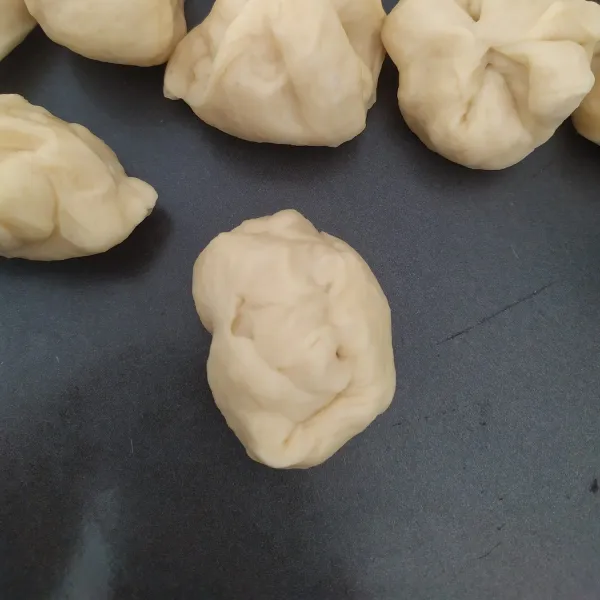 Tutup adonan dgn kain basah diamkan -+ 45 menit nanti akan mengembang. Bagi adonan timbang masing-masing seberat 20 gr atau sesuai selera.