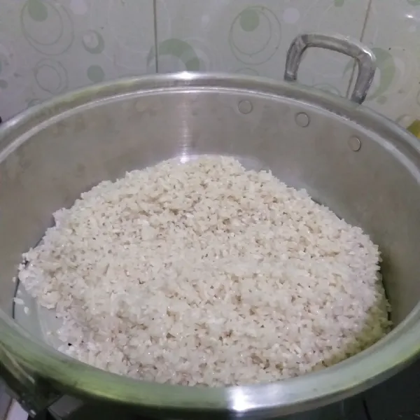 Rendam beras selama 2 jam. Tiriskan dan cuci lagi sampai bersih. Kukus selama 15 menit setelah kukusan beruap banyak.