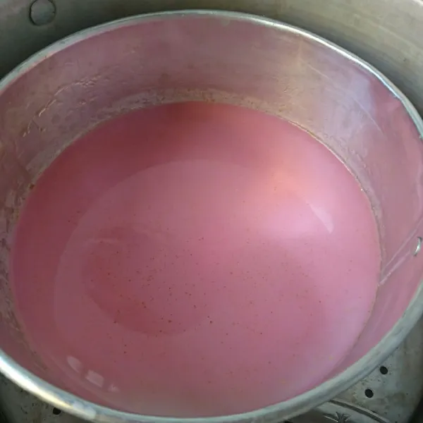Setelah air mendidih, tuangi lapisan pertama dengan warna pink (perisa strawberry /selera) kurang lebih 3 sendok sayur. Tutup selama 5 menit/ adonan set.